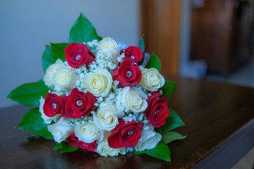 sposa fiori mazzo rose rosse bianche diamanti gemme punto luce bouquet