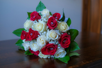 sposa fiori mazzo rose rosse bianche diamanti gemme punto luce bouquet