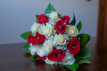 sposa fiori mazzo rose rosse bianche diamanti gemme punto luce bouquet