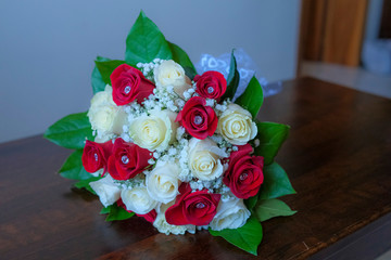 sposa fiori mazzo rose rosse bianche diamanti gemme punto luce bouquet