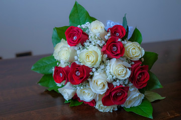 sposa fiori mazzo rose rosse bianche diamanti gemme punto luce bouquet