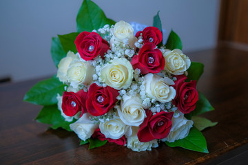 sposa fiori mazzo rose rosse bianche diamanti gemme punto luce bouquet