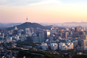 Obraz premium Seul City Skyline i N Seoul Tower w Seulu rano, Korea Południowa.
