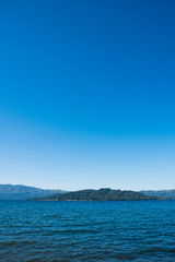 Obraz premium 青い静かな湖と青空