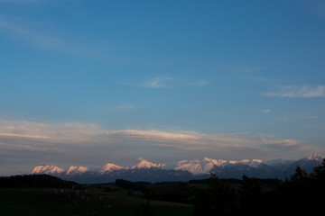 夕映えの冠雪の山並み　十勝岳連峰