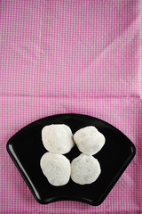 合成漆器の蓋にのせた大福