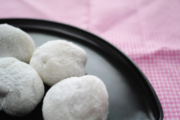 合成漆器の蓋にのせた大福