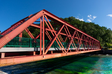 湖にかかる鉄橋