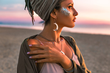 schönes junges Model am Strand bei Sonnenuntergang Porträt © zolotareva_elina