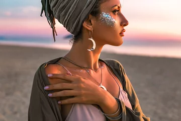 schönes junges Model am Strand bei Sonnenuntergang Porträt © zolotareva_elina