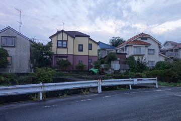 Fototapeta na wymiar 川沿いの日本の住宅街