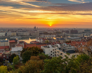 Fototapeta na wymiar Budapest cityscape wit Hungarian Parliament. Autunm colors