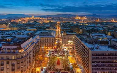 Foto op Plexiglas Budapest evening cityscape at Christmas time. Advent market is on the foreground. Buda royal castle and fishermans bastion is on the background © GezaKurkaPhotos
