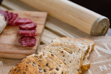 pan casero horneado con semillas y salchicha 