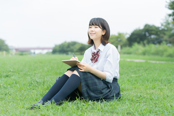 勉強する女子高生