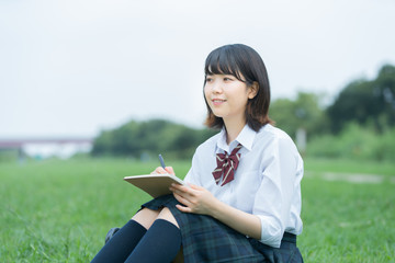 勉強する女子高生