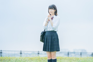 Obraz premium お祈りをする女子高生