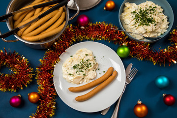 Wiener Würstchen und Kartoffelsalat als typisches Weihnachtsessen zu Heiligabend in Deutschland...