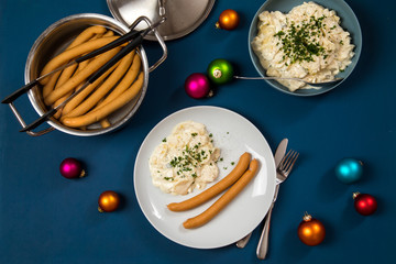 Wiener Würstchen und Kartoffelsalat als typisches Weihnachtsessen zu Heiligabend in Deutschland...