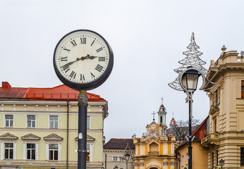 Fototapeta na wymiar Vintage street clock on a background of gloomy sky