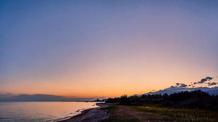 Obraz premium Beautiful panoramic view of the beach at dawn, lit by morning sunlight, luxurious summer adventures, outdoor activities, tourism