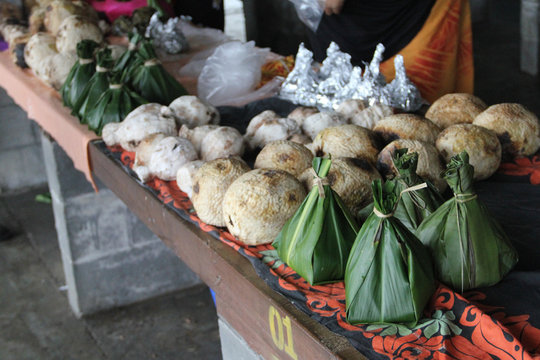 Samoans Used To And Still Do Grow Their Own Food. Their Traditional Diet Consisted Of Mostly Taro, Breadfruit, Coconut, Bananas And Seafood. Stall That Selling Samoan Food At Salelologa Market.