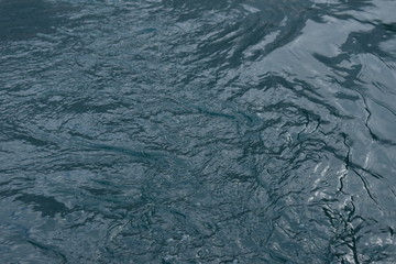 Paesaggio alpino sul lago di Braies. L'immagine è una foto all'acqua , cattura i movimenti circolari dell'acqua stessa, dovuti al movimento del remo.