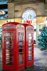 Klassisch, rote Telefonzellen im weihnachtlich geschmückten London am Abend, Großbritannien
