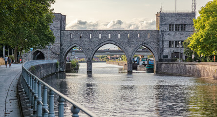 Le pont des trous