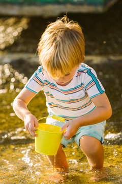 NI&Ntilde;O JUGANDO EN EL AGUA