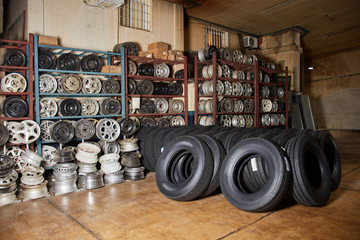 Lager mit Auswahl an Auto Reifen und Felgen