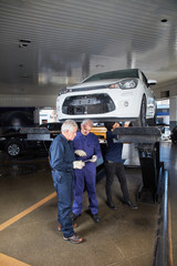 Mechaniker in der Werkstatt bei Hauptuntersuchung