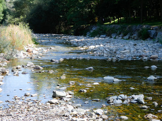 Rio de montaña, aguas cristalinas