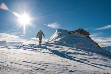 Splitboarder in cresta avanza verso la vetta