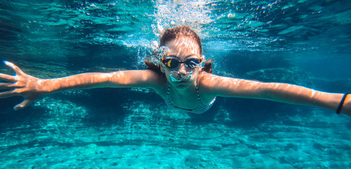 Fototapeta premium Girl swimming in the sea