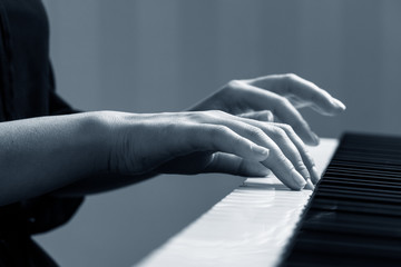 Obraz premium Young woman playing piano