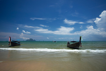 Obraz premium Ao Nang Beach with traditional longtail boats, Krabi, Thailand.