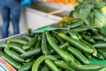 Wochenmarkt mit frischen Gurken