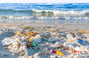 Umweltverschmutzung am Strand mit Meer im Hintergrund