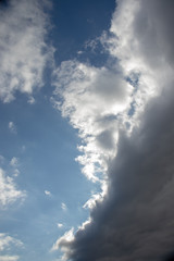 dramatische Wolken, blauer Himmel, wechselndes Wetter