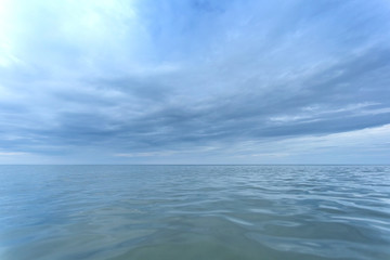 Fototapeta na wymiar sea surface to the horizon under a cloudy sky