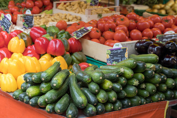 Fototapeta na wymiar vente de fruits et légumes