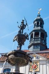 Fototapeta na wymiar Luna-Brunnen, Marktplatz mit Rathaus, Altstadt, Lüneburg, Niedersachsen, Deutschland, Europa