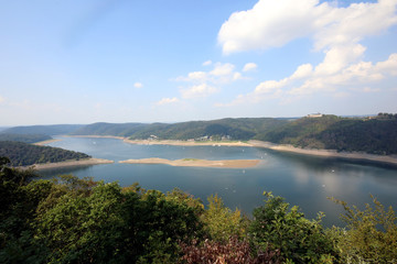 Edersee mit den Hopfenbergen