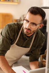 Obraz premium Dark-eyed owner of coffee shop feeling thoughtful