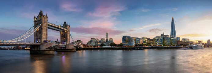 Weites Panorama von der Tower Bridge bis zur London Bridge bei Sonnenuntergang, Großbritannien 