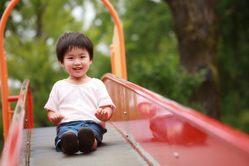 遊ぶ男の子