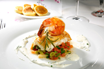 Fischfilet mit Riesengarnele, gemüse und Kartoffelplätzchen