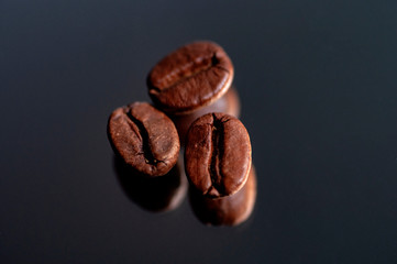 Fototapeta premium coffee beans on a mirror table