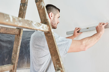 Handwerker oder Heimwerker mit Wasserwaage